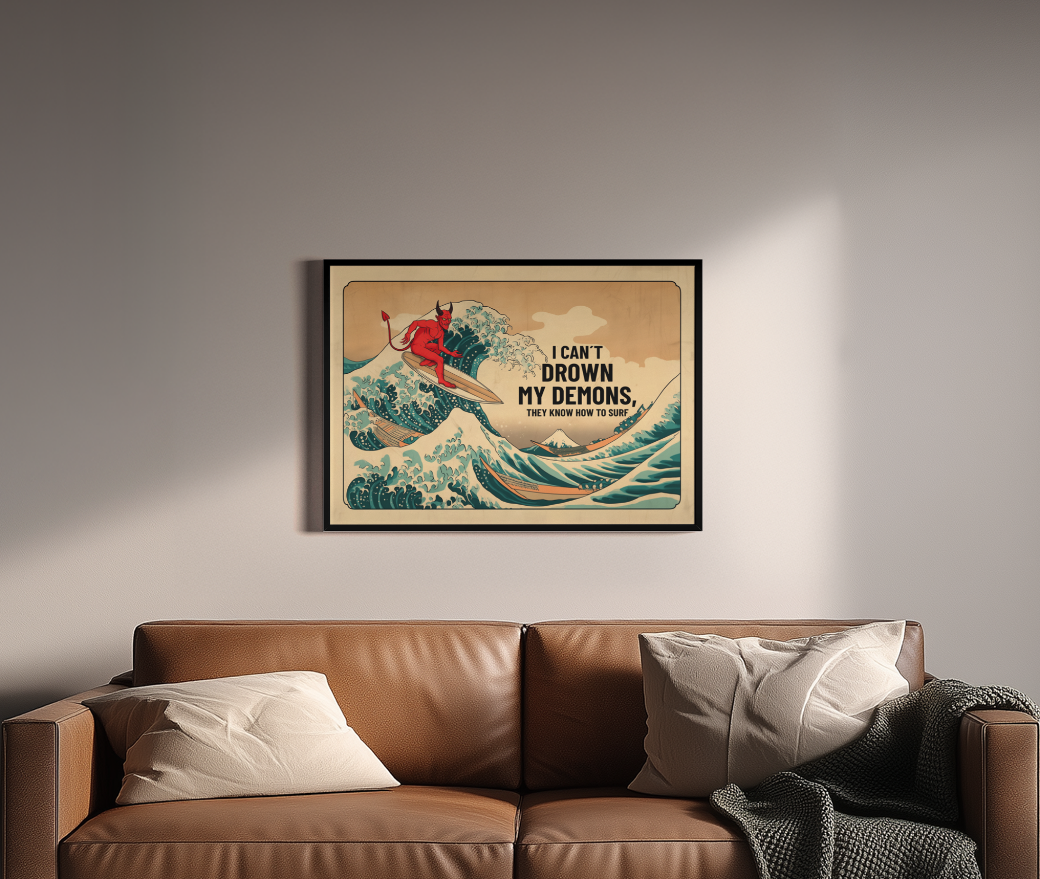 I CAN'T DROWN MY DEMONS – roter Teufel surft auf großer Welle, Hokusai-Stil, Humor – Wandbild über braunem Ledersofa