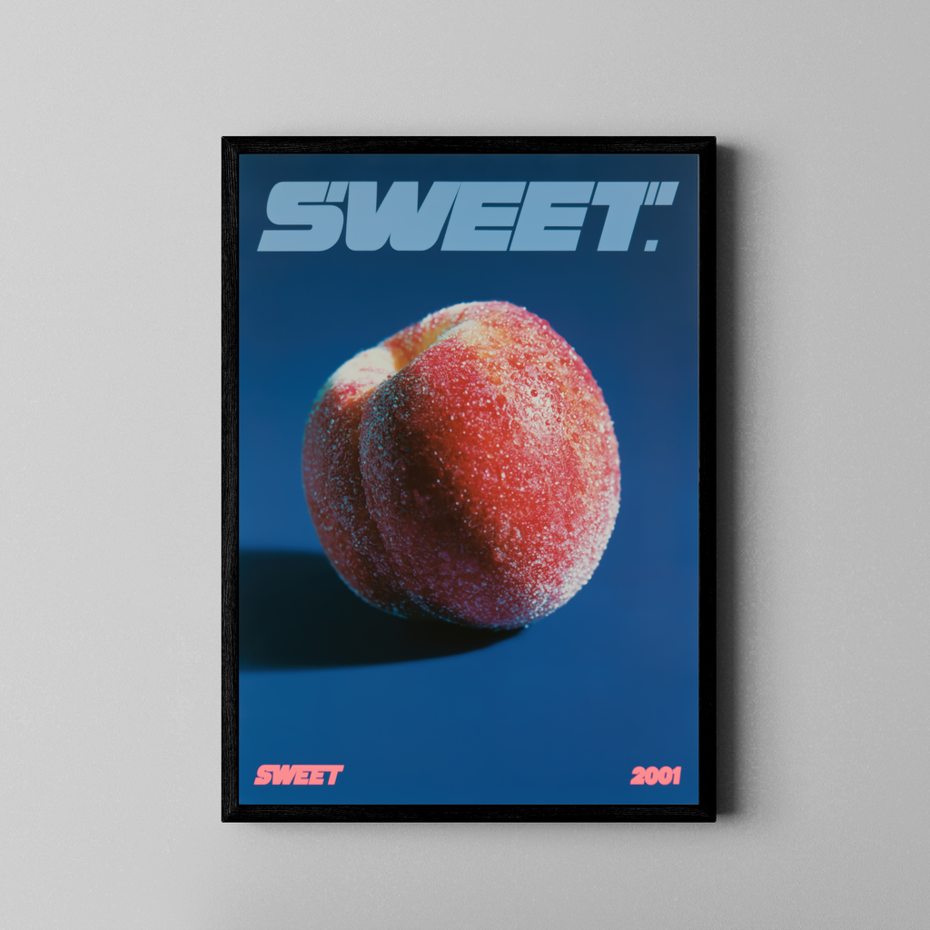 Sweet – Saftiger Pfirsich mit Typografie | Y2K-Fotoposter-Stil – Poster im schwarzen Rahmen