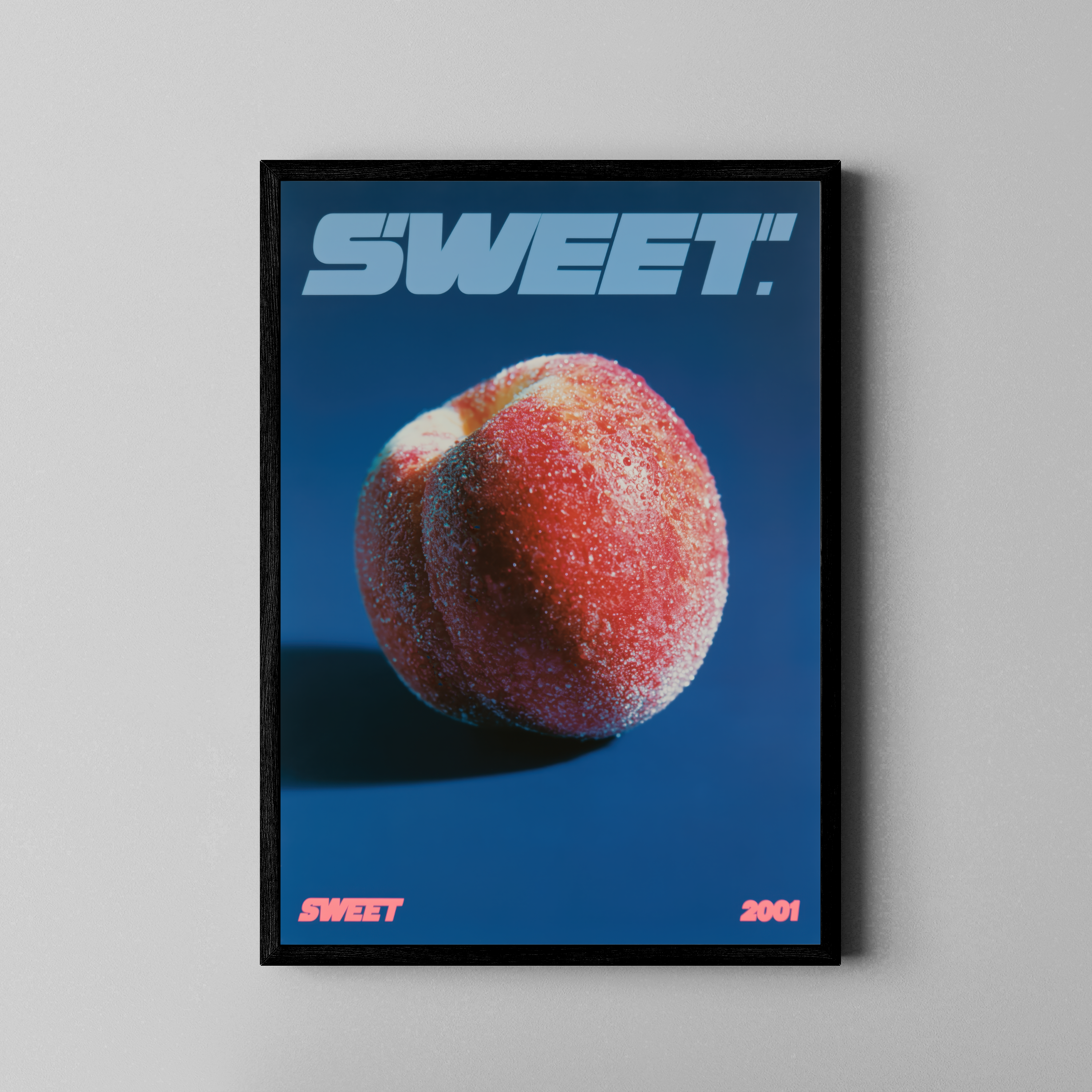 Sweet – Saftiger Pfirsich mit Typografie | Y2K-Fotoposter-Stil – Poster im schwarzen Rahmen