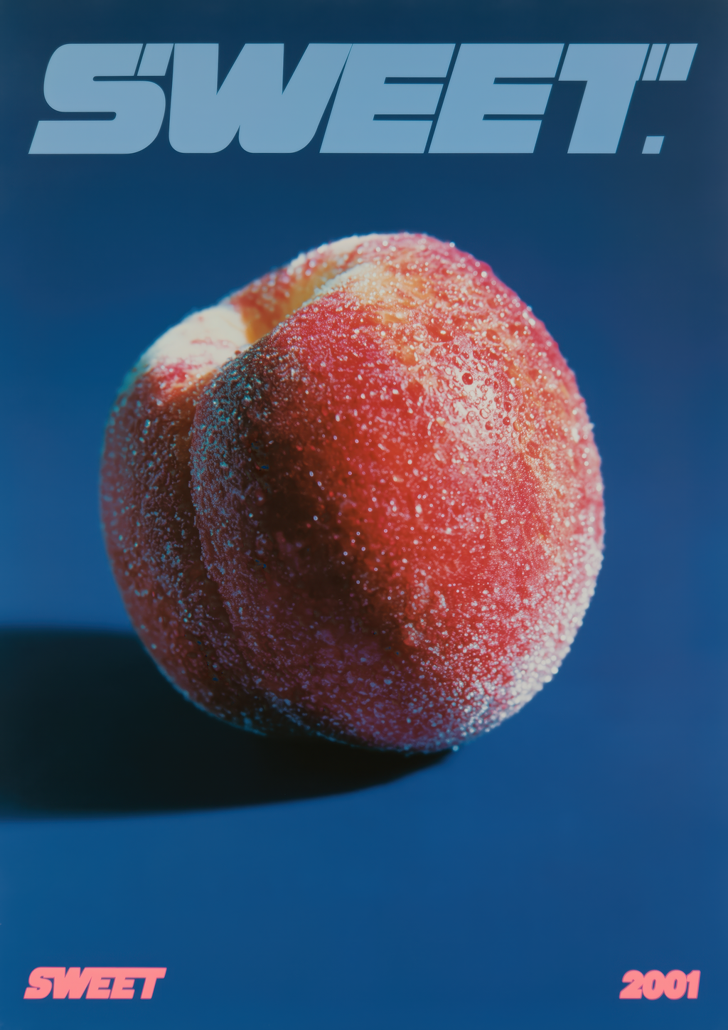 Sweet – Pfirsich auf blauem Hintergrund | Y2K-Fotografie-Optik – eleganter Kunstdruck