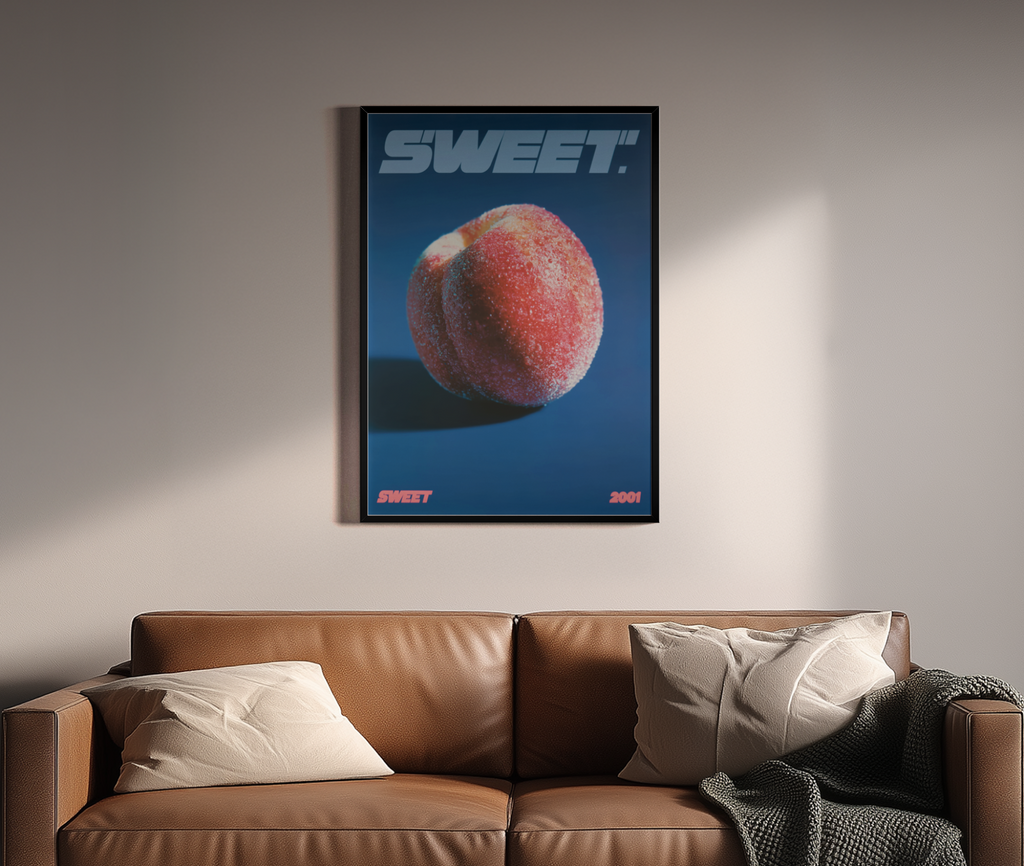 Sweet – Pfirsich-Closeup mit Sweet-Schriftzug | Retro-Foto-Print – Wandbild über braunem Ledersofa