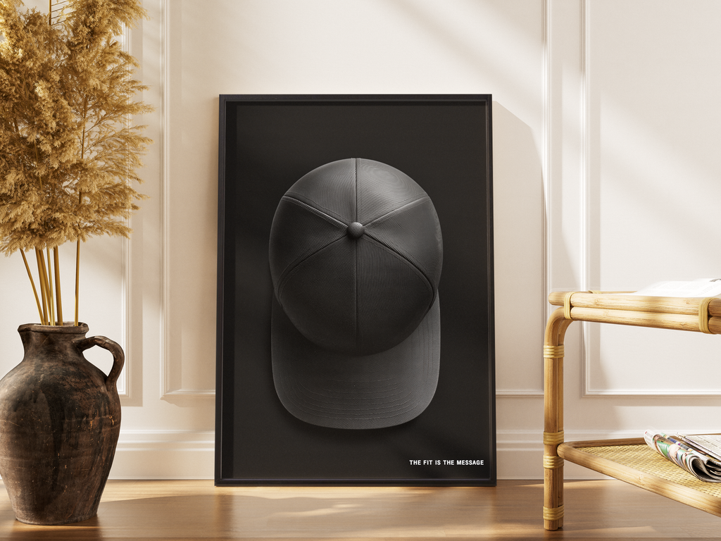 The Fit is the Message – Cap Streetwear Fine Art monochrom | Gravur-Druck – gerahmtes Poster kaufen