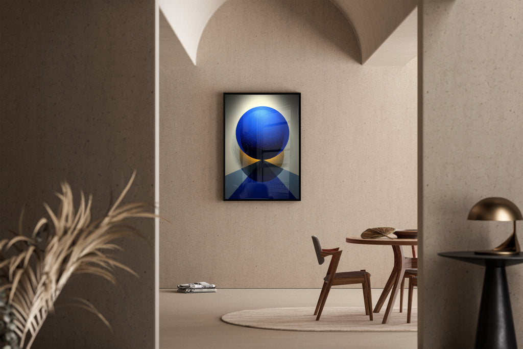 Blaue Kugel auf goldenem Sockel mit geometrischem Schatten – Kunstdruck im mediterranen Esszimmer