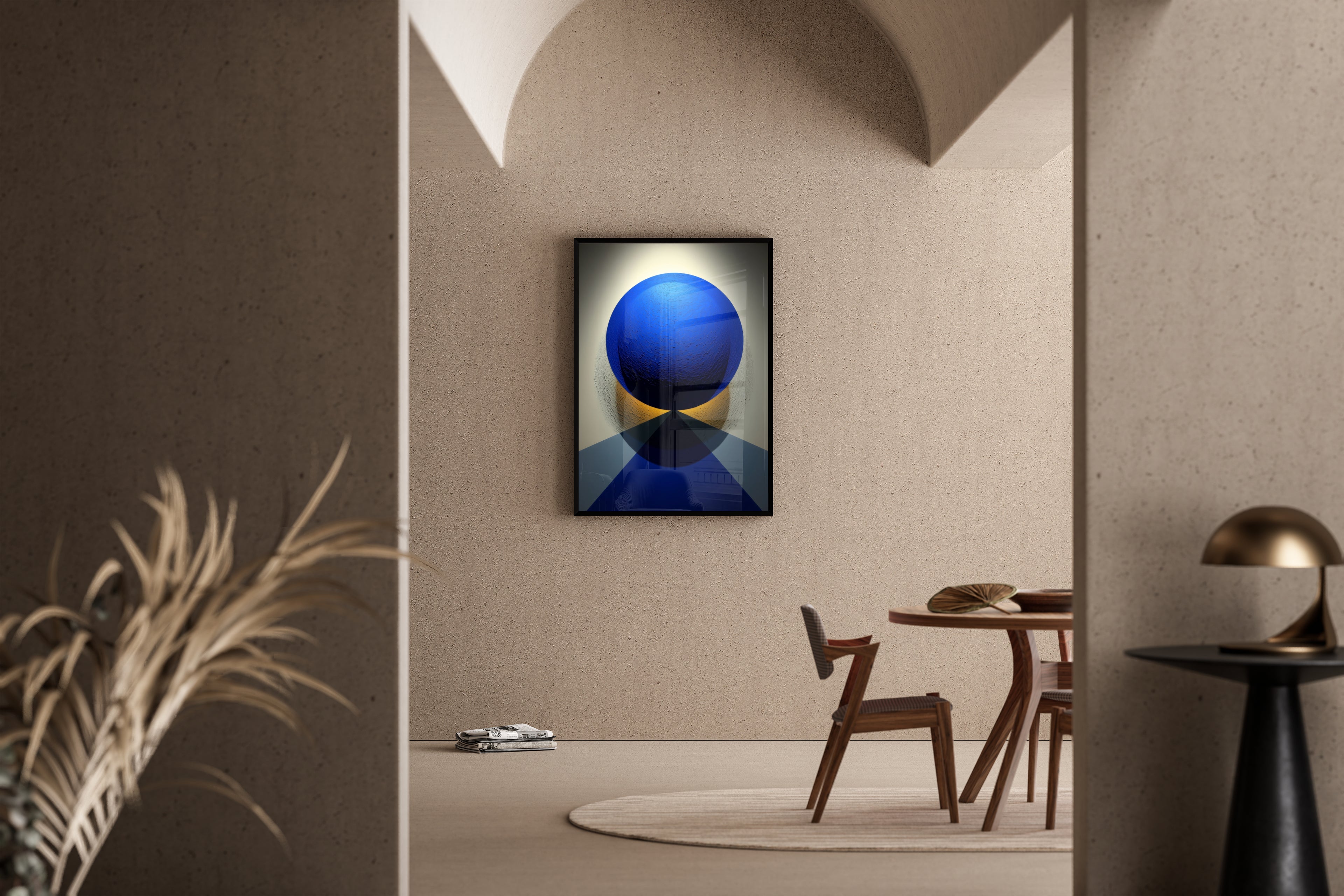 Blaue Kugel auf goldenem Sockel mit geometrischem Schatten – Kunstdruck im mediterranen Esszimmer