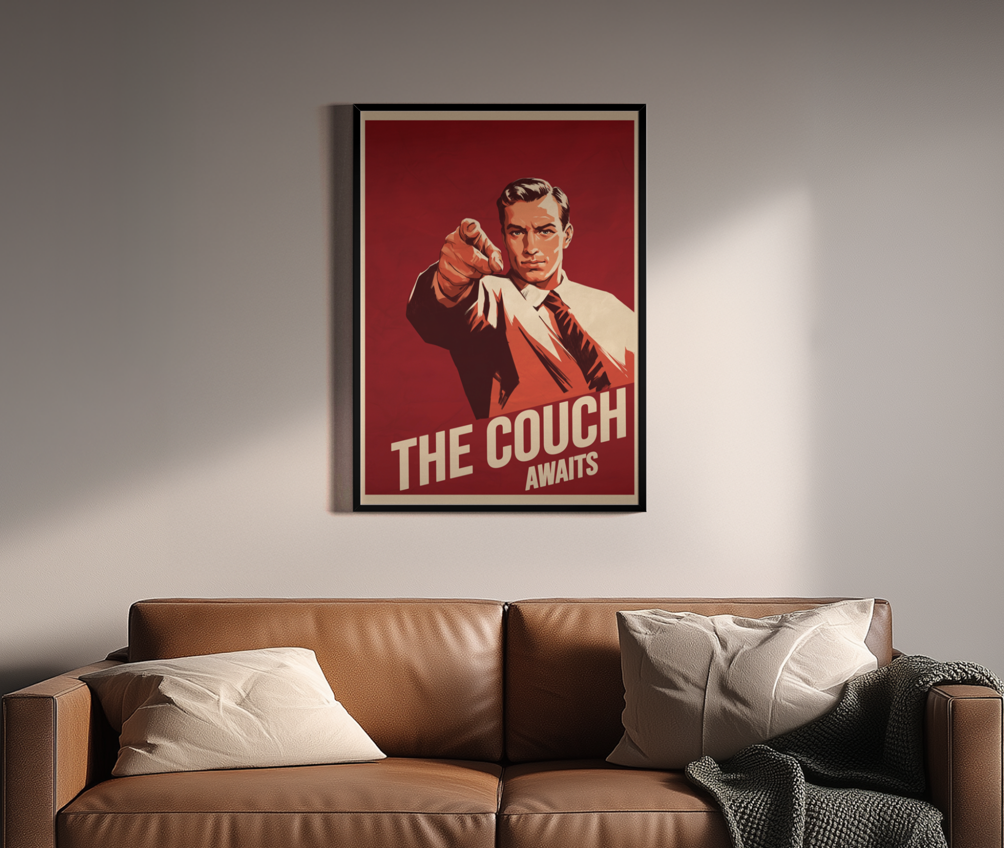 The Couch Awaits – Propaganda-Illustration Mann mit Krawatte | Siebdruck-Optik – Wandbild über braunem Ledersofa