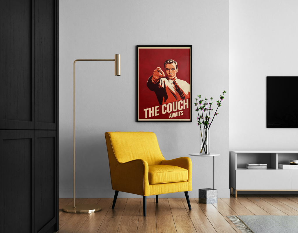 The Couch Awaits – Vintage-Propaganda-Motiv roter Hintergrund | Retro-Kunstdruck – Wandbild im modernen Wohnzimmer
