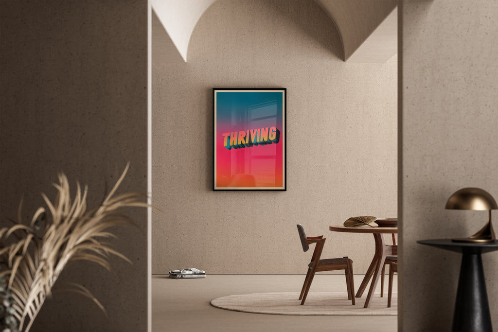 THRIVING – 3D-Retro-Schriftzug in Sunset-Farbverlauf – Kunstdruck im mediterranen Esszimmer