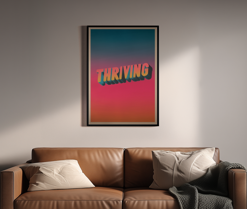 THRIVING – 3D-Retro-Schriftzug in Sunset-Farbverlauf – Wandbild über braunem Ledersofa