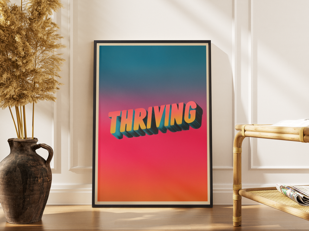 THRIVING – 3D-Retro-Schriftzug in Sunset-Farbverlauf – gerahmter Statement Kunstdruck kaufen