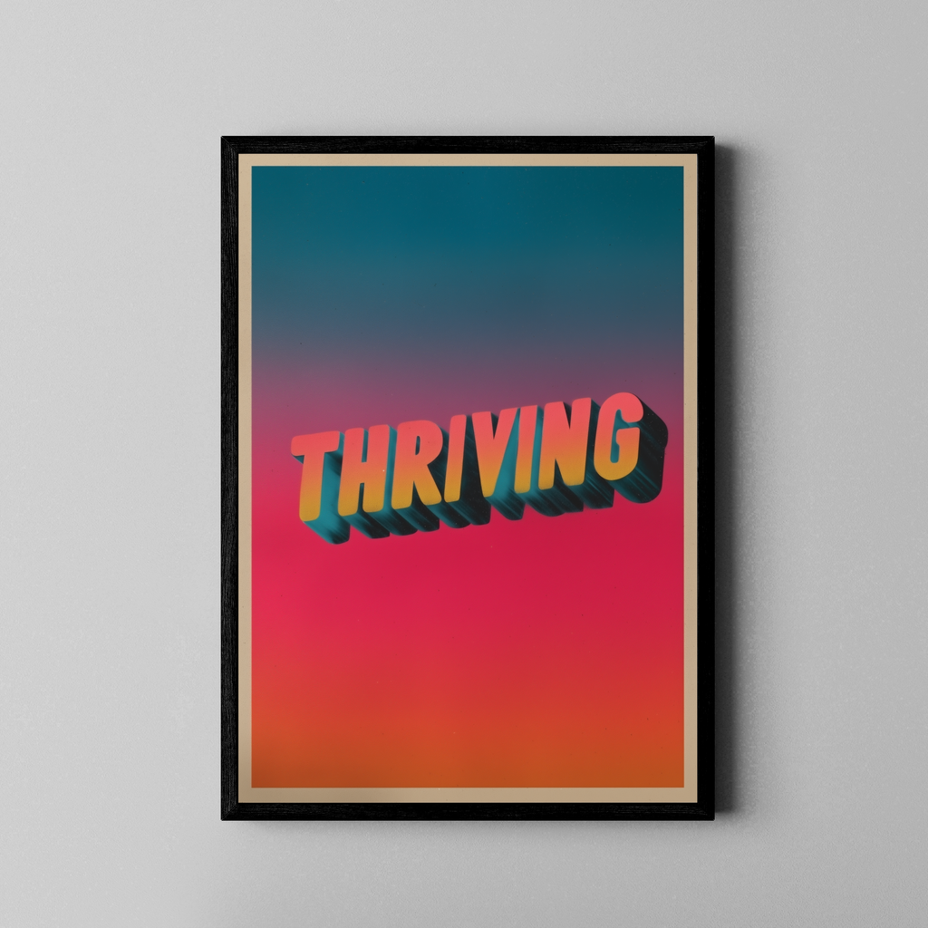 THRIVING – 3D-Retro-Schriftzug in Sunset-Farbverlauf – Statement Poster im schwarzen Rahmen
