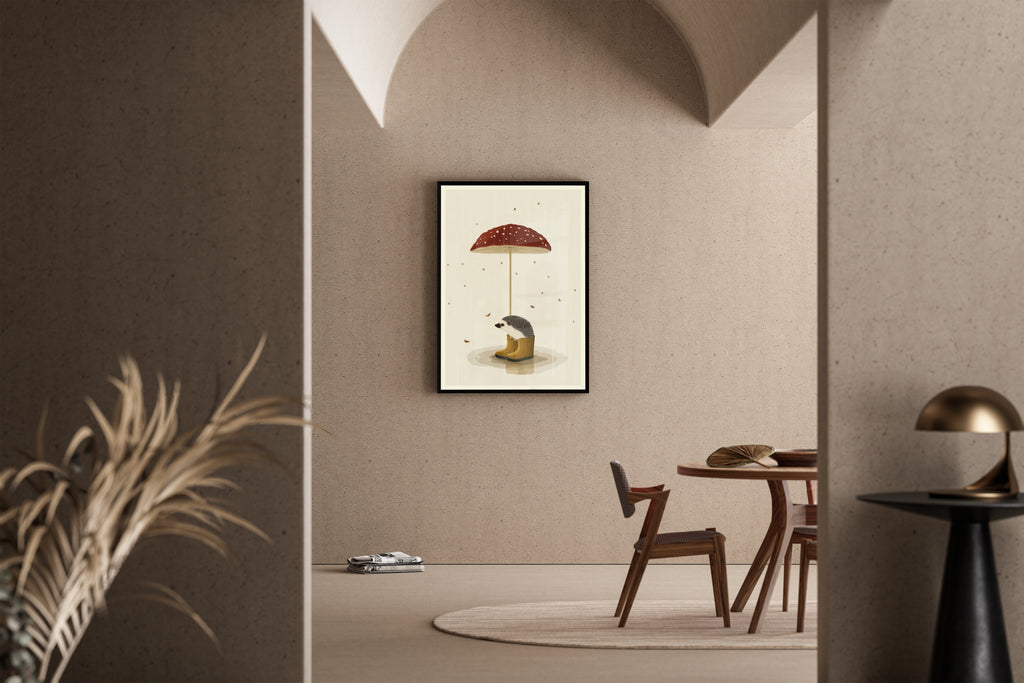 Igel mit Gummistiefeln unter Fliegenpilz im Regen – Kunstdruck im mediterranen Esszimmer