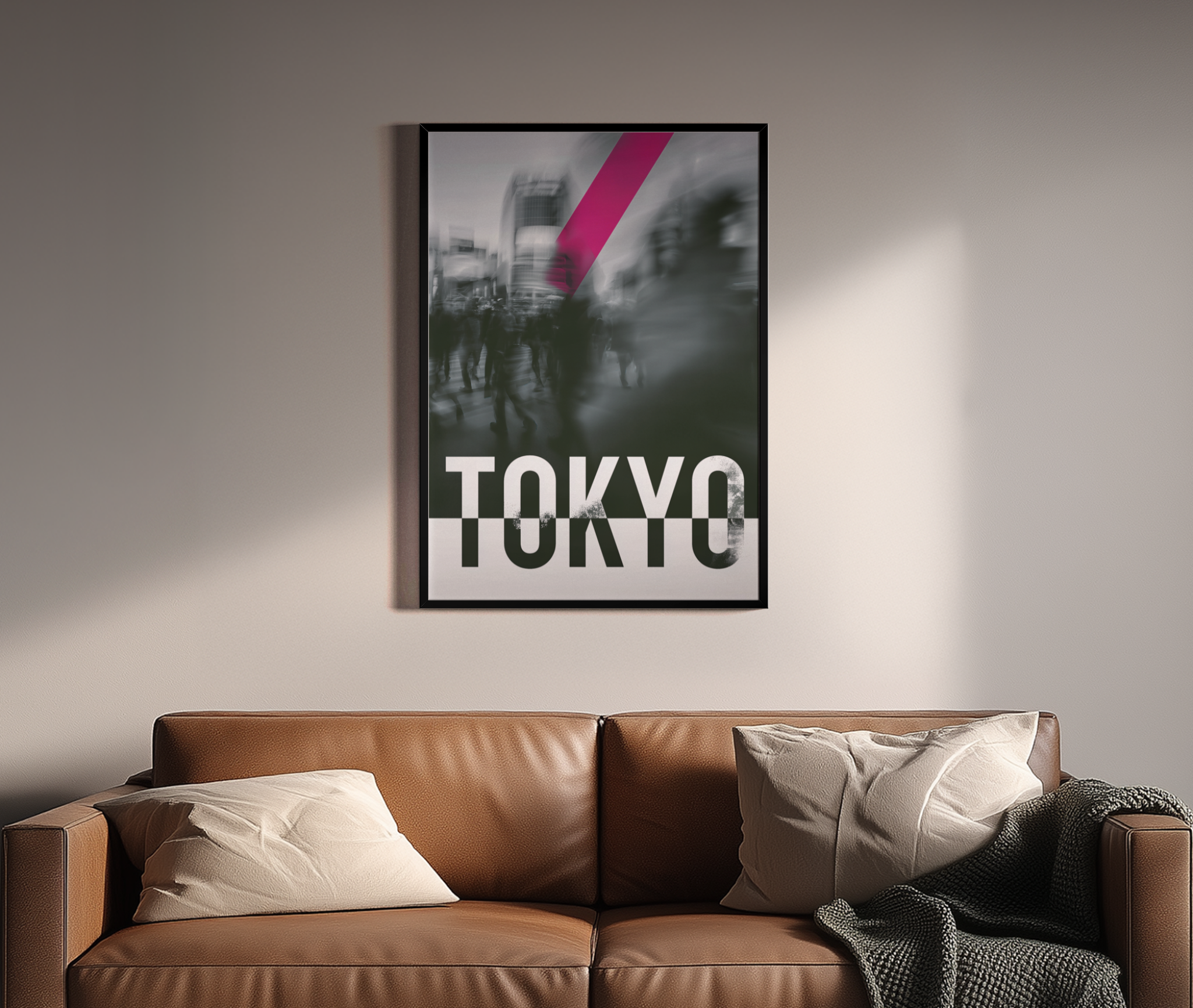 Tokyo – Shibuya Menschenmenge Langzeitbelichtung magenta | Fotografie-Optik – Wandbild über braunem Ledersofa