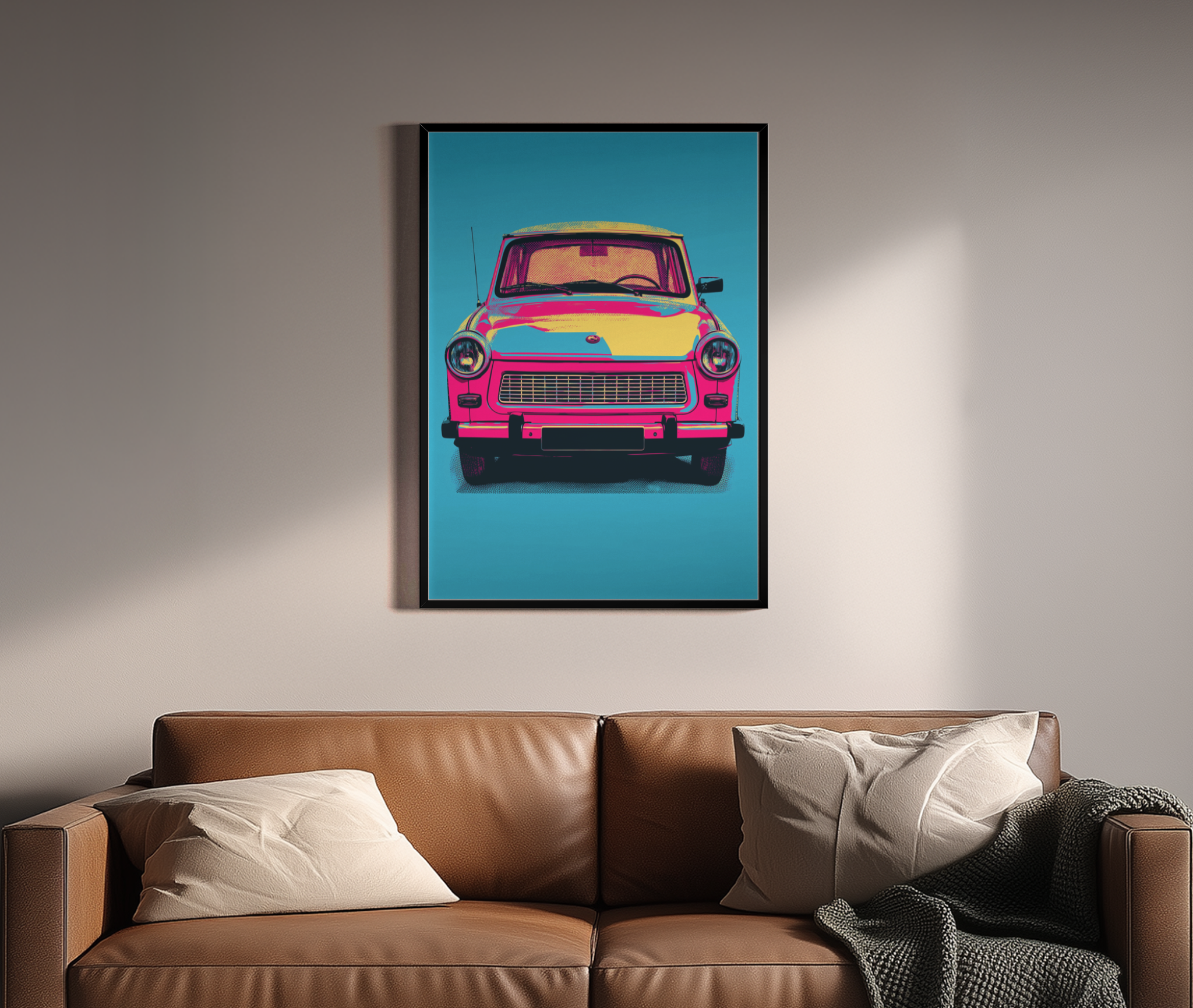 TRABANT – Trabi Pop-Art, pink-gelb auf türkisem Hintergrund, DDR-Kult – Wandbild über braunem Ledersofa