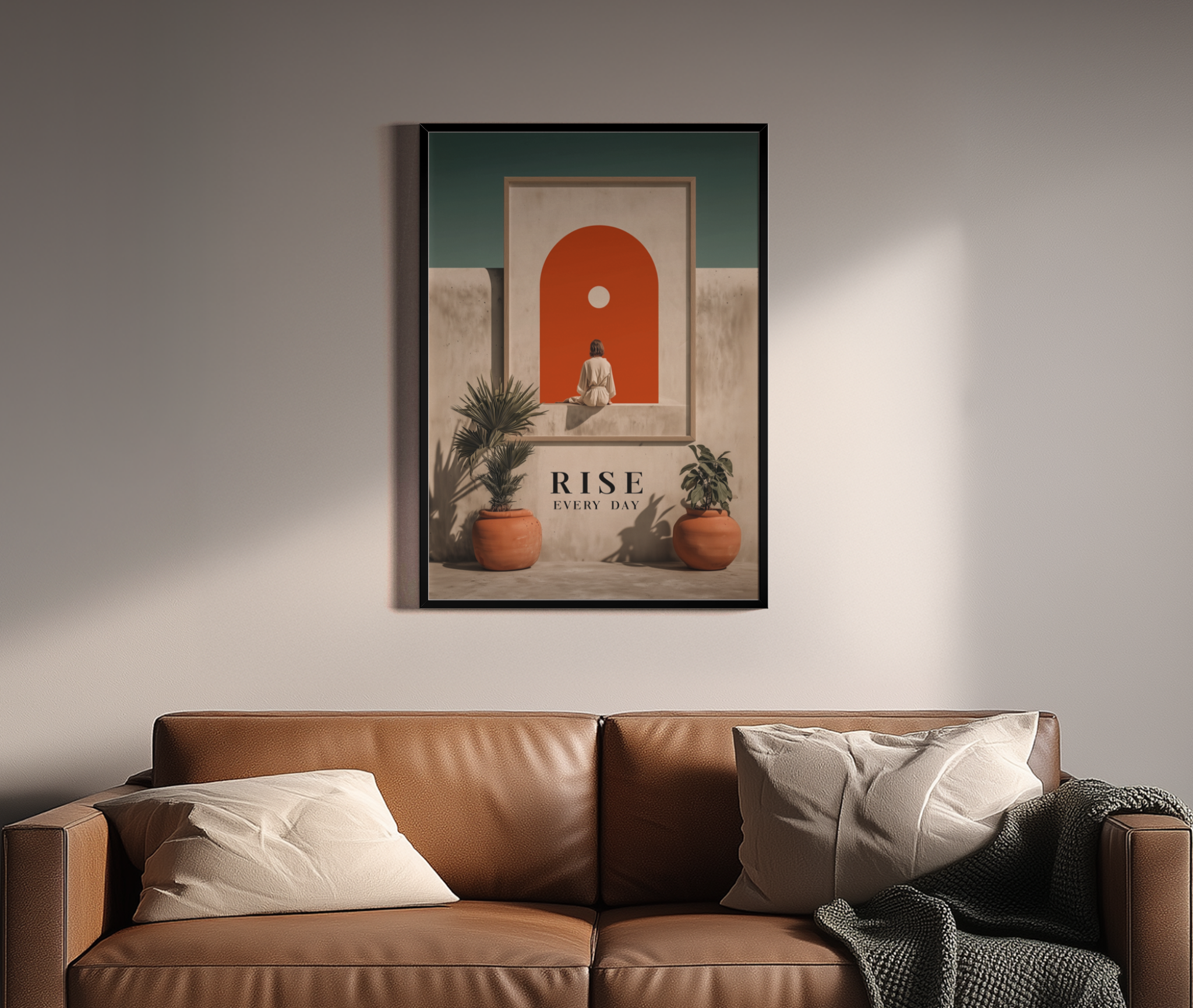 RISE EVERY DAY – Frau vor rotem Bogen minimalistisch – Wandbild über braunem Ledersofa