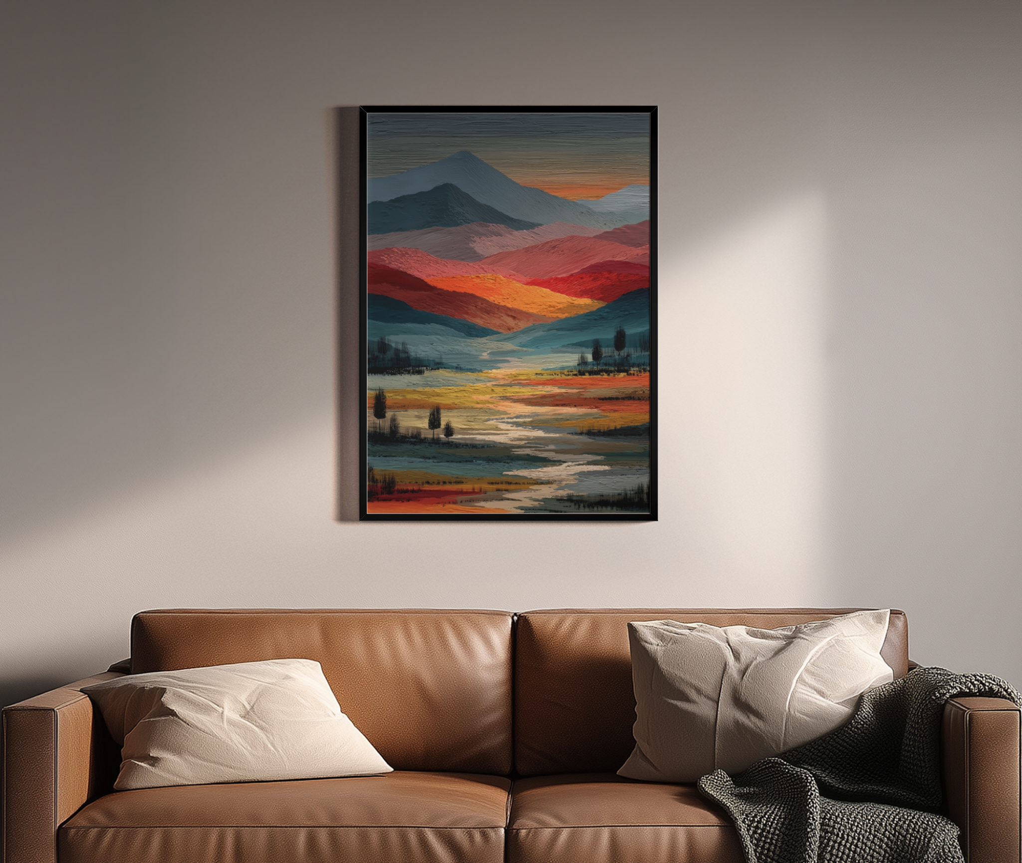 Farbintensive Berglandschaft mit Fluss in Öl-Textur – Wandbild über braunem Ledersofa