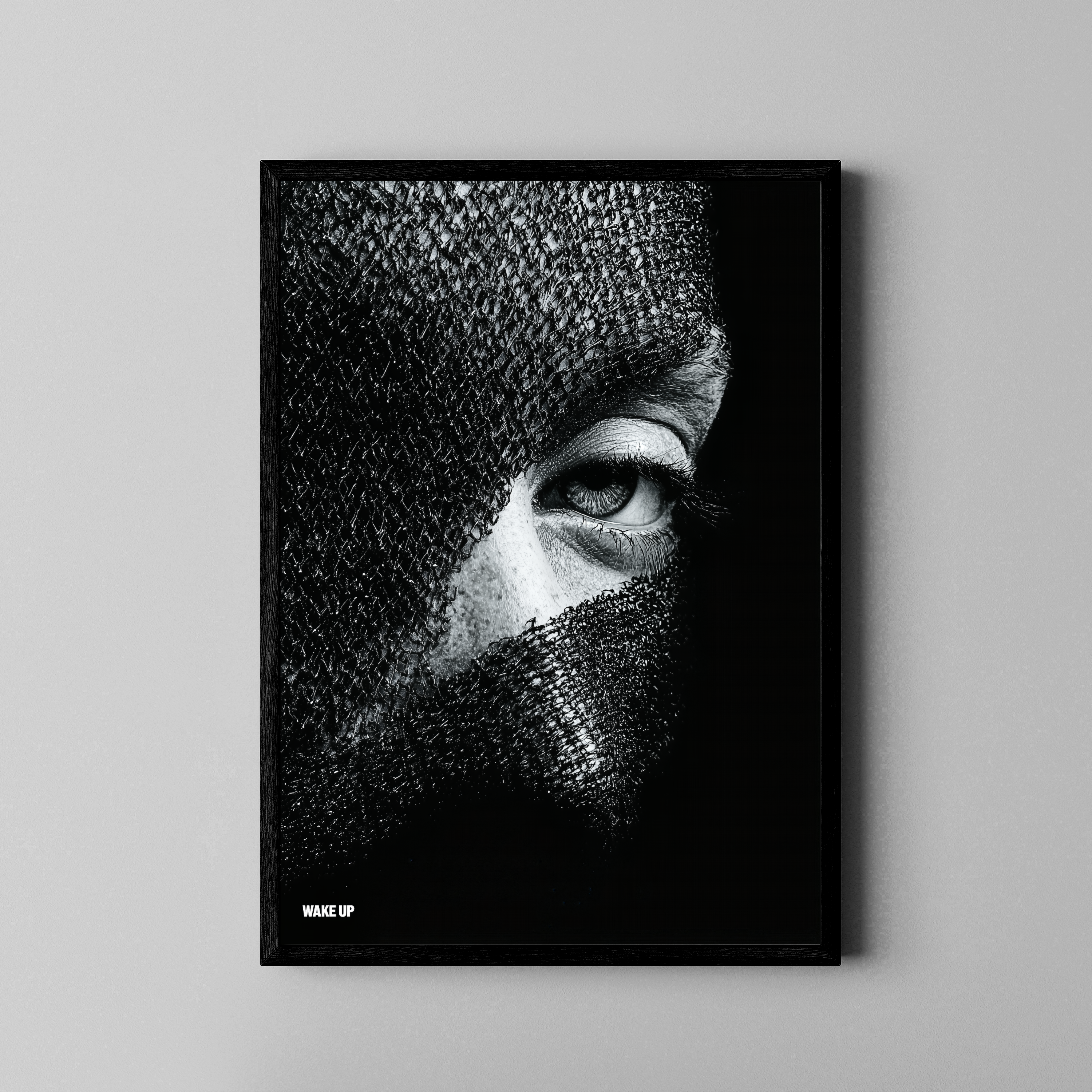 Wake Up – verhülltes Gesicht Auge Statement monochrom | Konzeptfoto-Stil – Poster im schwarzen Rahmen