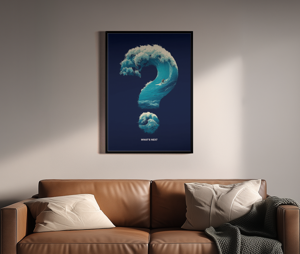 What's Next – Ozeanwelle Typografie-Illustration dunkelblau | Konzept-Illustration-Stil – Wandbild über braunem Ledersofa