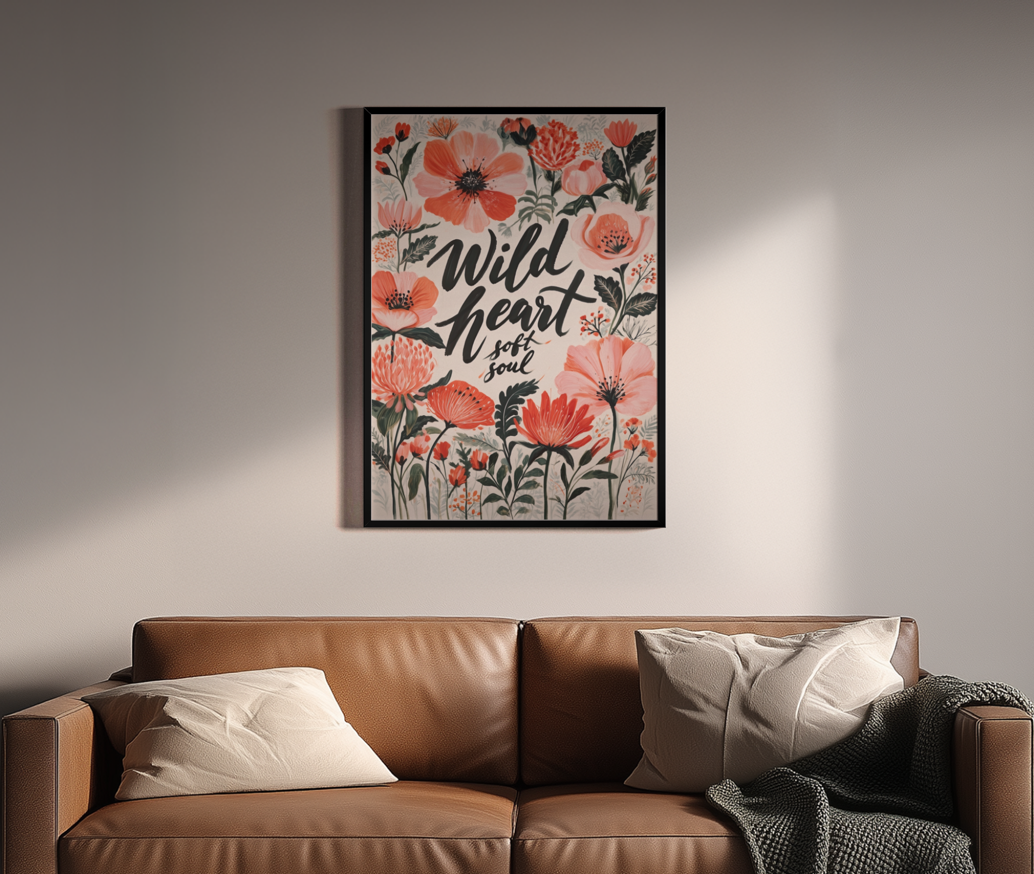 Wild Heart Soft Soul – Mohn Anemone Zitat Boho Blumenillustration | Stickerei-Optik Kunstdruck – Wandbild über braunem Ledersofa