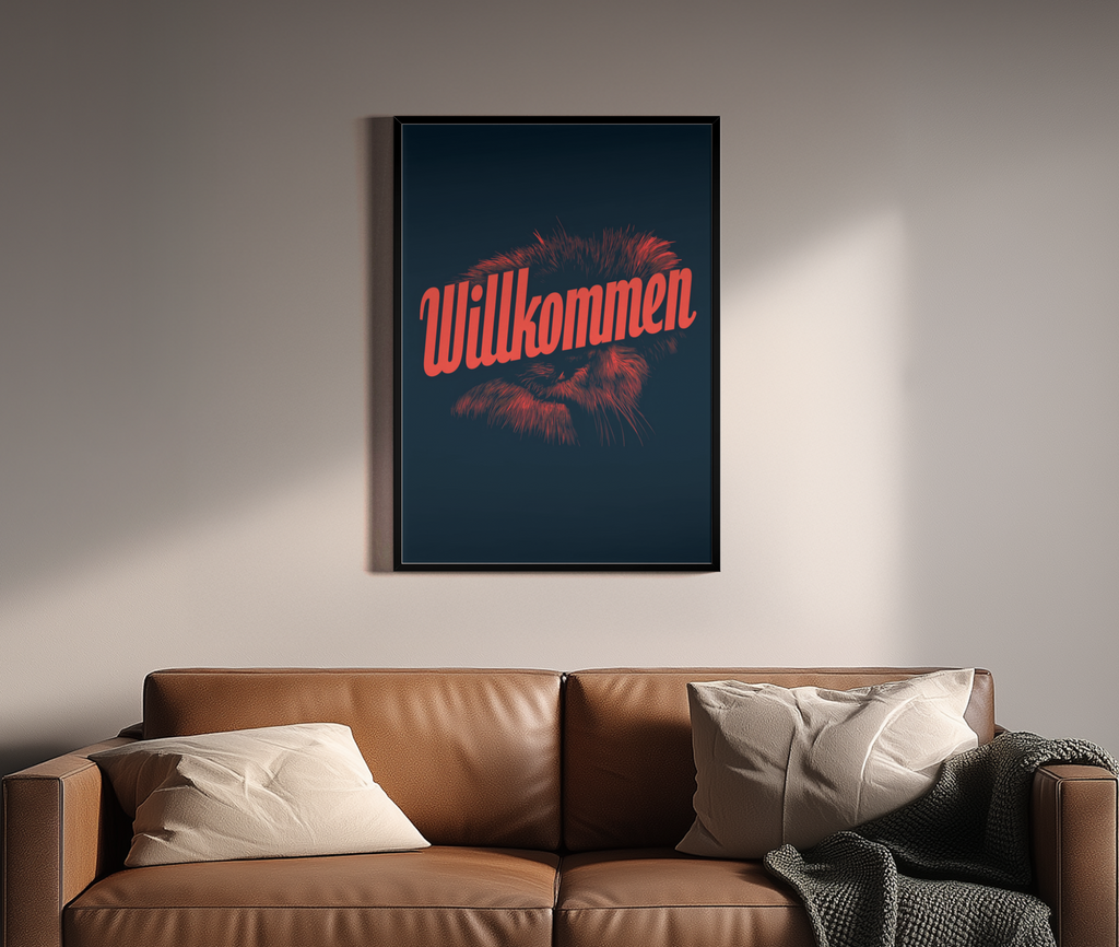 Willkommen – Löwe Gravur-Optik Schriftzug navy coral | Gravur-Optik – Wandbild über braunem Ledersofa