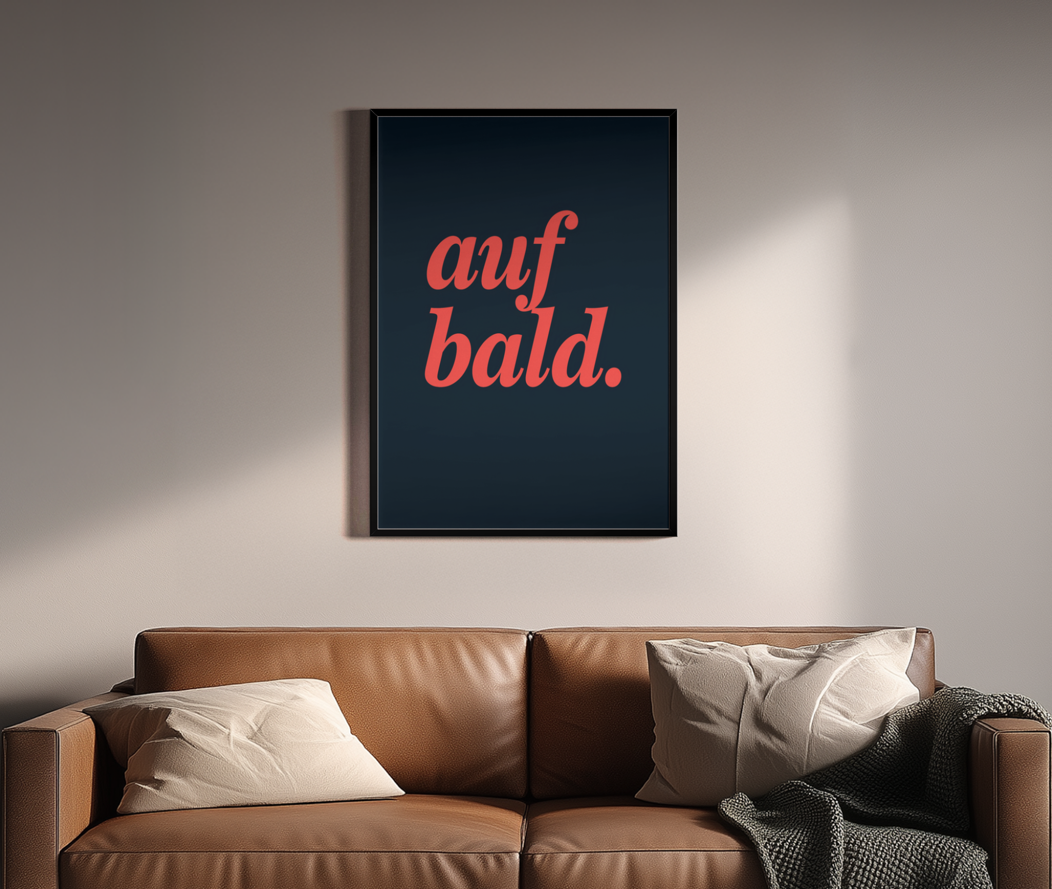 auf bald. – minimalistisches Typo-Poster zweifarbig | Schriftkunst-Optik – Wandbild über braunem Ledersofa