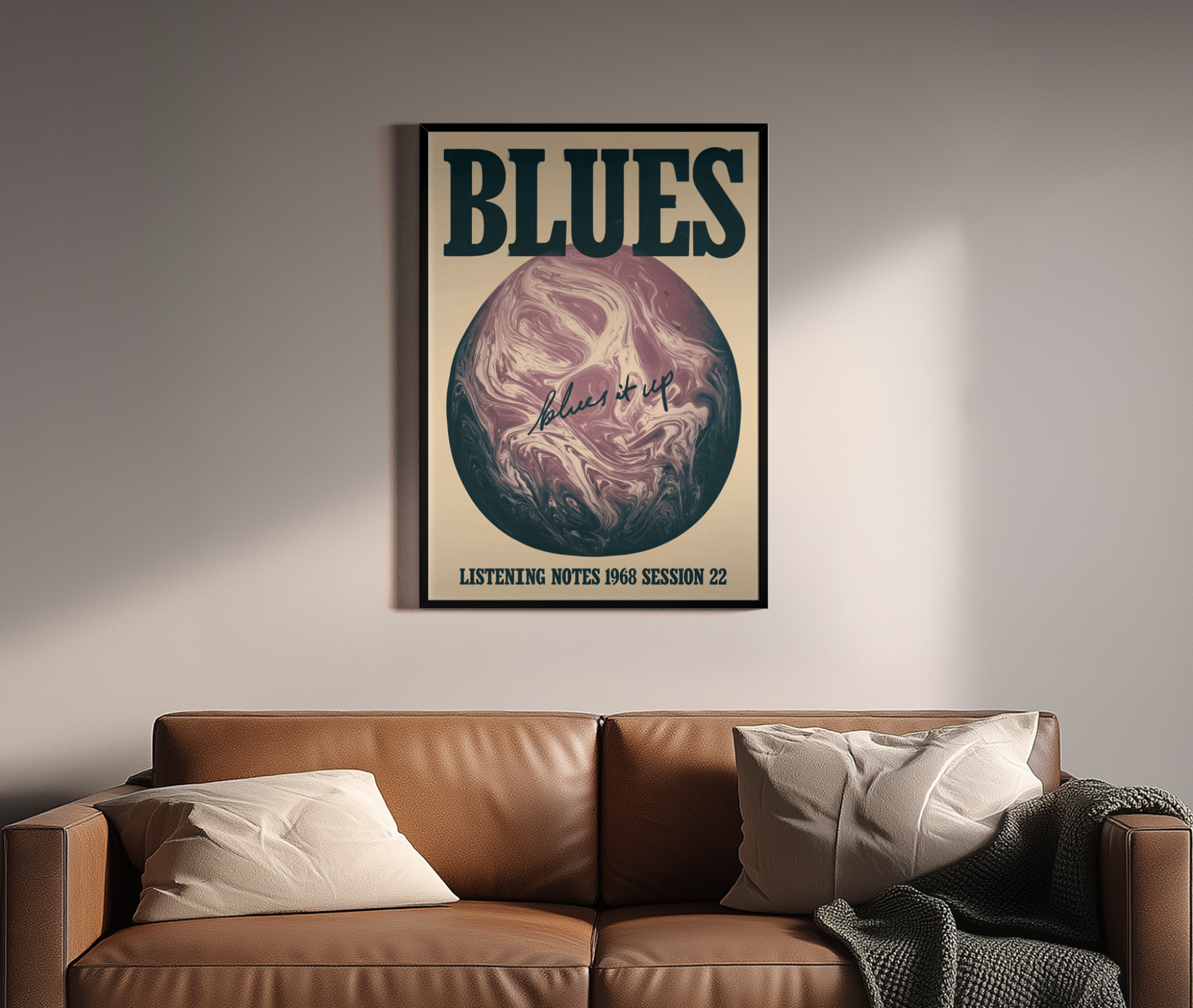 Blues it up – Blues Musik Vinyl marmoriert Vintage 1968 | Siebdruck-Optik – Wandbild über braunem Ledersofa