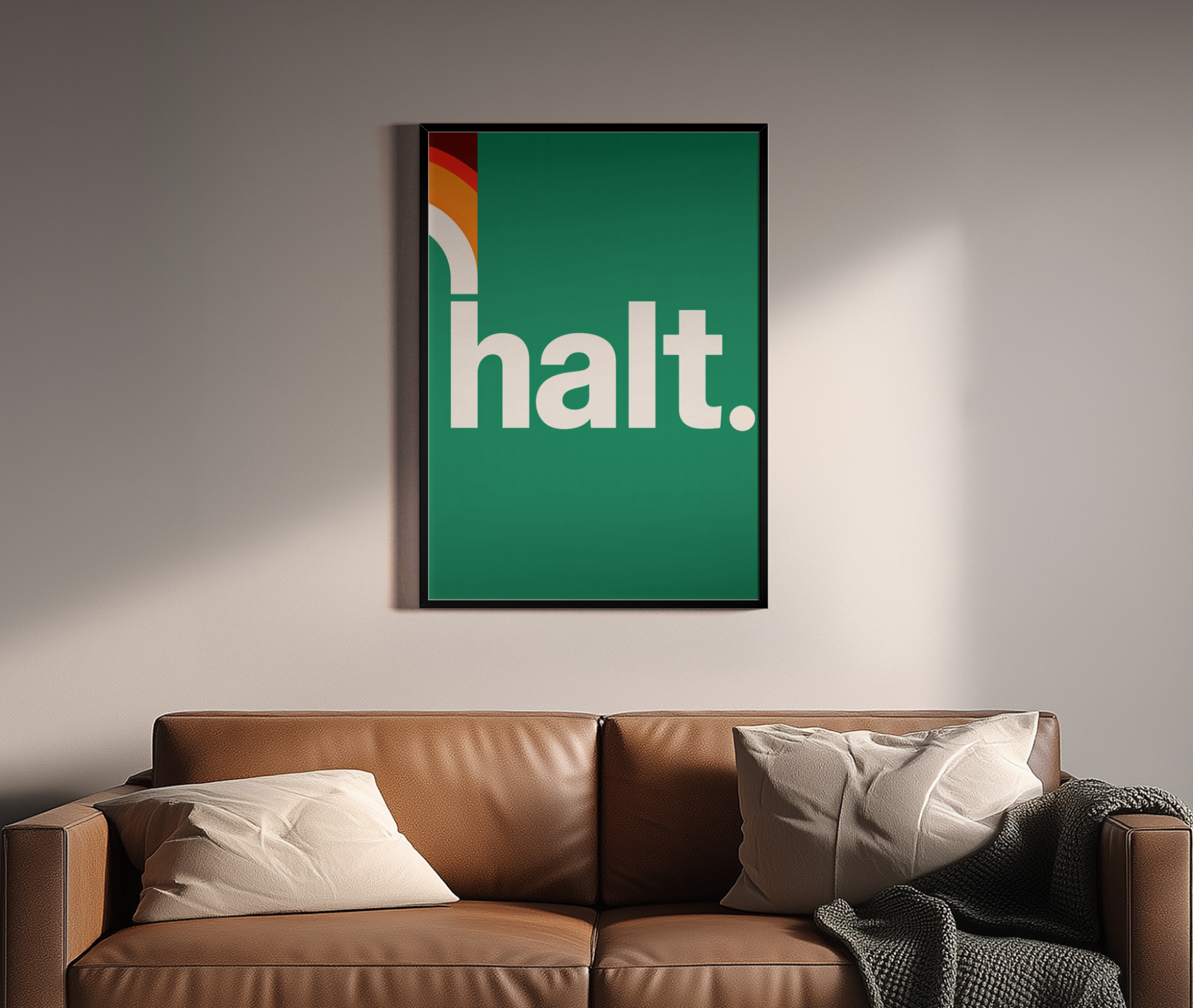 halt. – Retro Typografie Regenbogen smaragd orange | Siebdruck-Optik – Wandbild über braunem Ledersofa