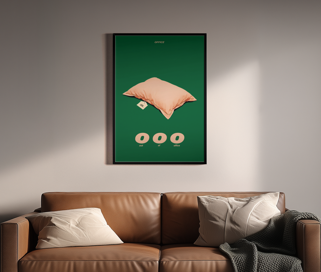 ooo – Out of Office Kissen Retro-Typografie grüner Grund lachsfarben | Pop-Art-Grafik-Optik – Wandbild über braunem Ledersofa