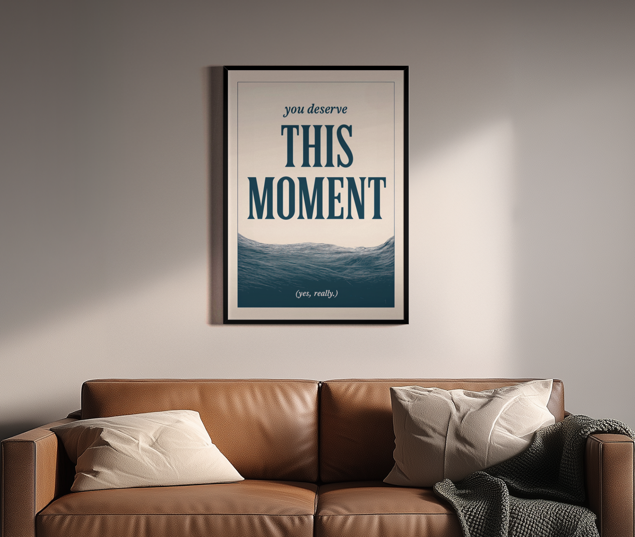 You Deserve This Moment – Motivationsposter Ozeanwellen vintage | Linolschnitt-Optik – Wandbild über braunem Ledersofa